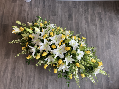 Yellow & White Casket Spray - Yellow & White Casket Spray including Roses and Lilies.
Standard- 3ft
Medium-4ft
Large-5ft
Extra Large- 6ft